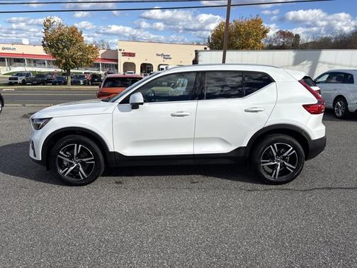 2025 Volvo XC40 Core Bright Theme