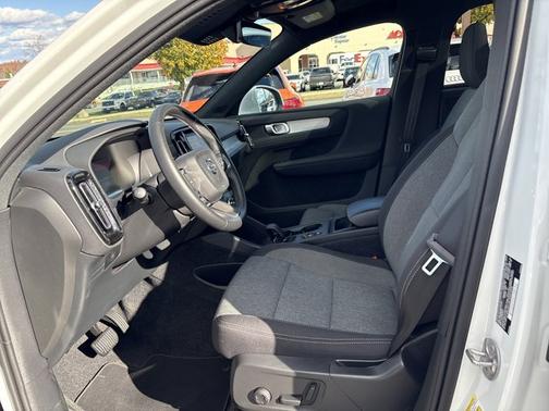 2025 Volvo XC40 Core Bright Theme