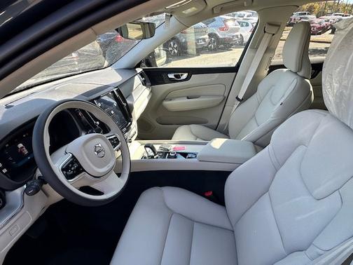 2025 Volvo XC60 Core