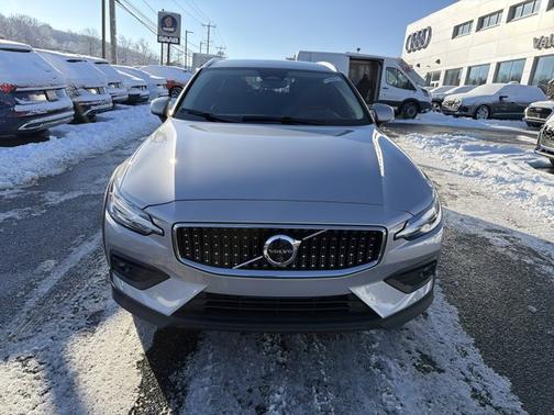 2025 Volvo V60 Cross Country Plus