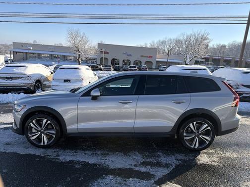 2025 Volvo V60 Cross Country Plus