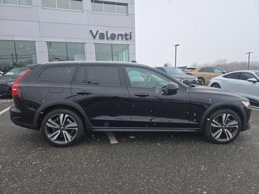 2025 Volvo V60 Cross Country Plus