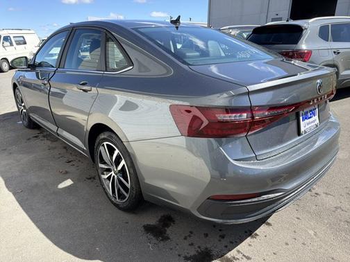 Platinum Gray Metallic 2026 Volkswagen Jetta SE