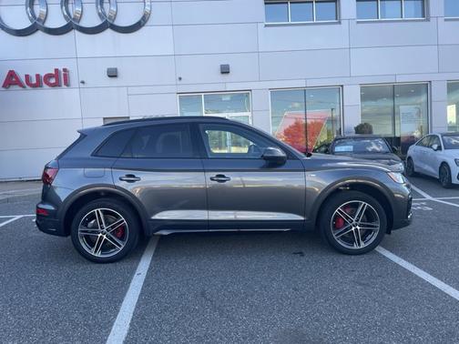 Daytona Gray Pearl Effect 2025 Audi Q5 S line Premium Plus