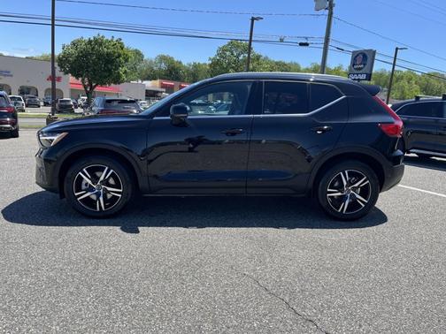 2025 Volvo XC40 Core Bright Theme