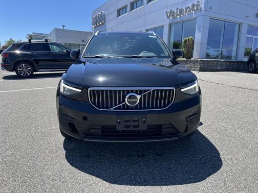 2025 Volvo XC40 Core Bright Theme