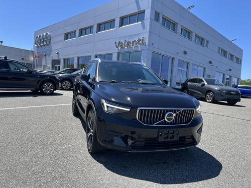 2025 Volvo XC40 Core Bright Theme