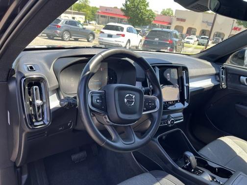 2025 Volvo XC40 Core Bright Theme