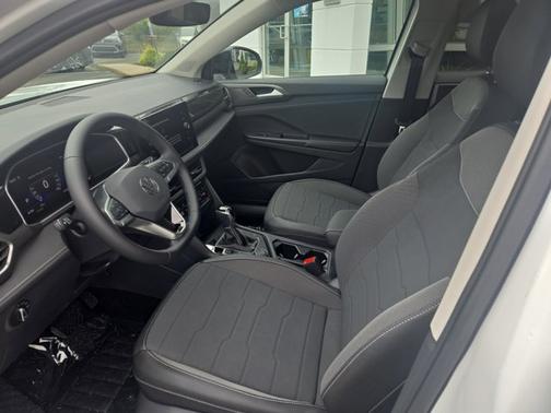 2025 Volkswagen Taos SE Black