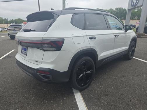 2025 Volkswagen Taos SE Black