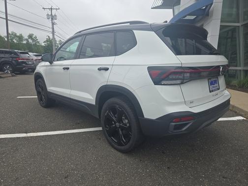2025 Volkswagen Taos SE Black