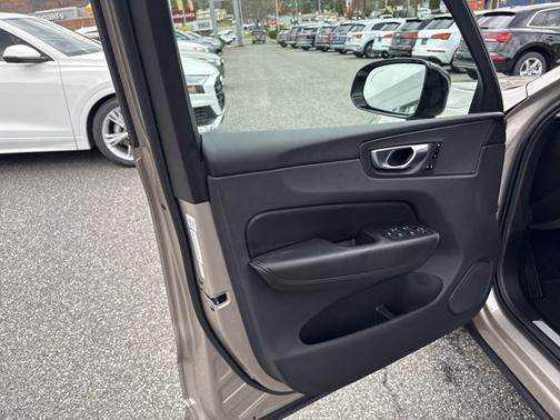 2025 Volvo XC60 Core