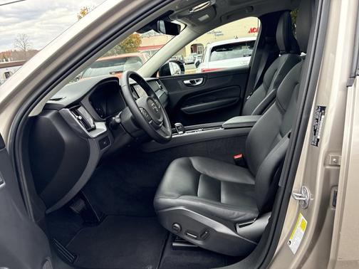 2025 Volvo XC60 Core