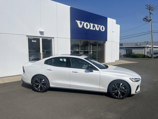 2024 Volvo S60 Plus Dark Theme