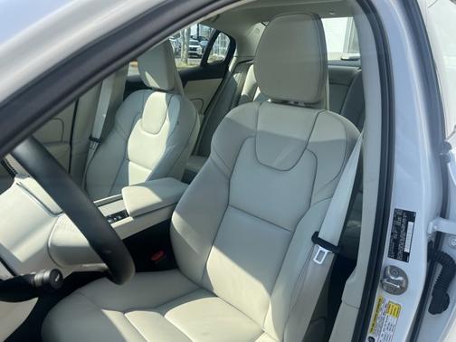 2024 Volvo S60 Plus Dark Theme