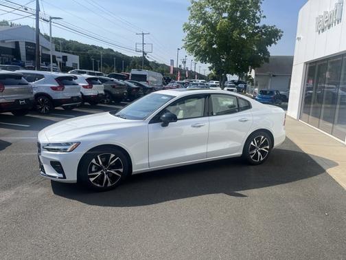 2024 Volvo S60 Plus Dark Theme