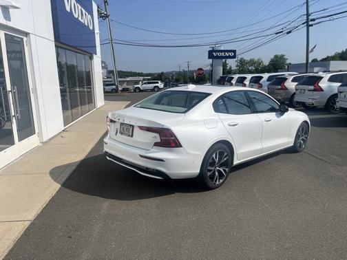 2024 Volvo S60 Plus Dark Theme