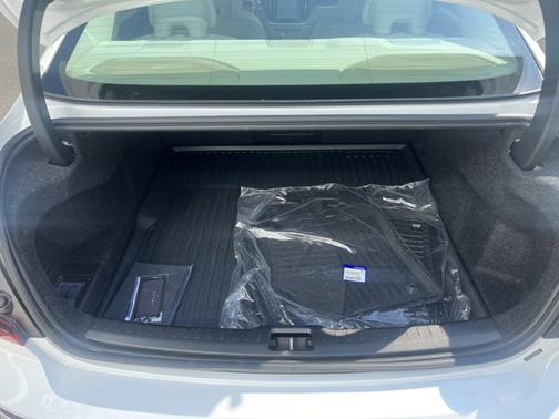 2024 Volvo S60 Plus Dark Theme