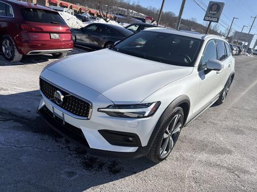 2025 Volvo V60 Cross Country Plus