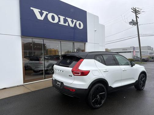 Crystal White 2026 Volvo XC40 Ultra Black Edition
