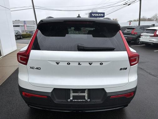 Crystal White 2026 Volvo XC40 Ultra Black Edition
