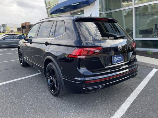 Deep Black Pearl 2024 Volkswagen Tiguan SE R-Line Black