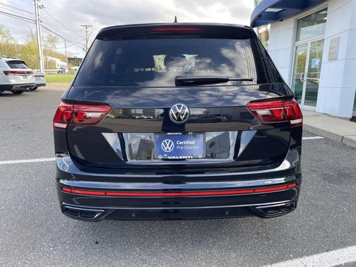 Deep Black Pearl 2024 Volkswagen Tiguan SE R-Line Black