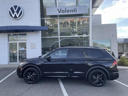 Deep Black Pearl 2024 Volkswagen Tiguan SE R-Line Black
