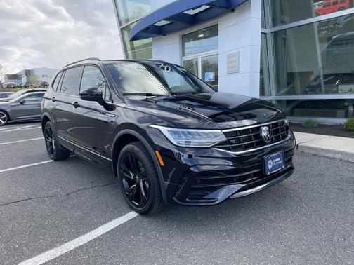 Deep Black Pearl 2024 Volkswagen Tiguan SE R-Line Black
