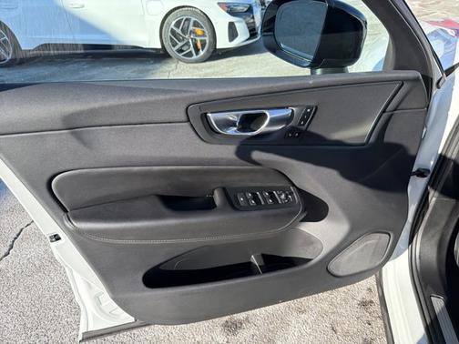 2025 Volvo XC60 Core