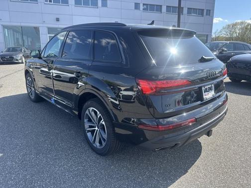 Mythos Black Metallic 2026 Audi Q7 Premium