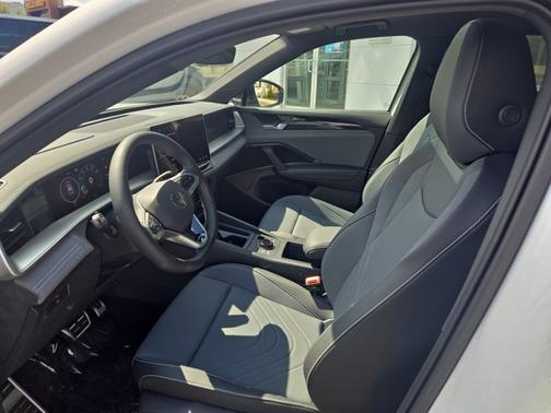 2025 Volkswagen Tiguan SE R-Line Black