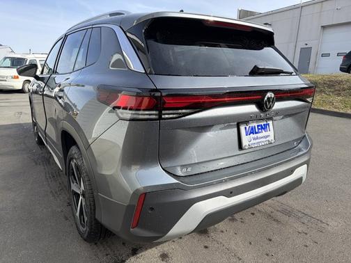 Platinum Gray Metallic 2026 Volkswagen Tiguan SE