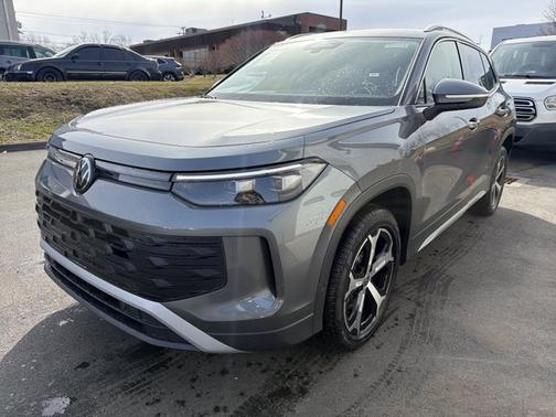 Platinum Gray Metallic 2026 Volkswagen Tiguan SE