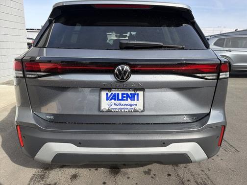 Platinum Gray Metallic 2026 Volkswagen Tiguan SE