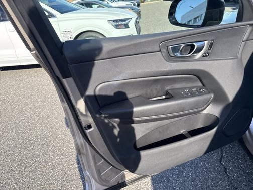 2025 Volvo XC60 Core