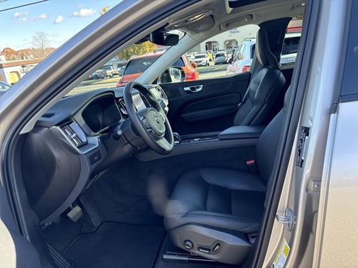 2025 Volvo XC60 Core