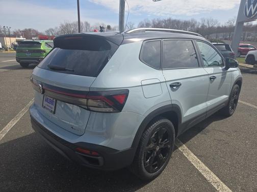 2025 Volkswagen Taos SE Black
