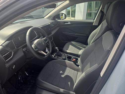 2025 Volkswagen Taos SE Black
