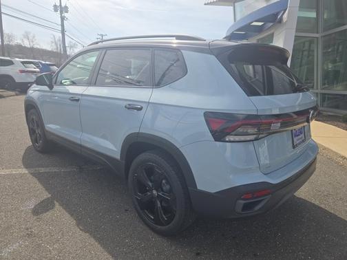 2025 Volkswagen Taos SE Black