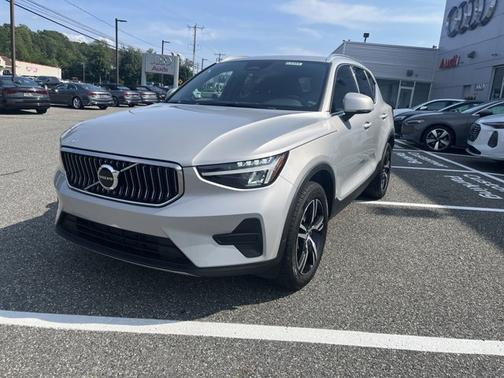2025 Volvo XC40 Core Bright Theme