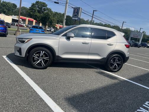 2025 Volvo XC40 Core Bright Theme