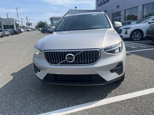 2025 Volvo XC40 Core Bright Theme