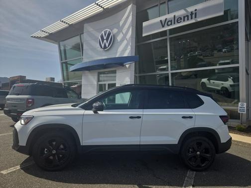 2025 Volkswagen Taos SE Black