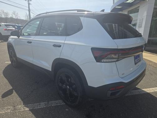 2025 Volkswagen Taos SE Black