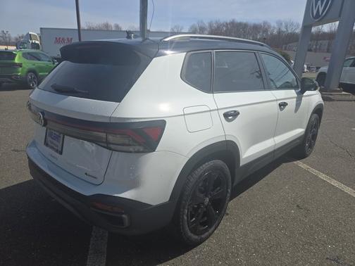 2025 Volkswagen Taos SE Black