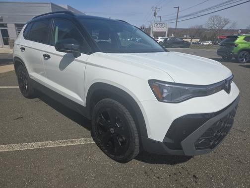 2025 Volkswagen Taos SE Black