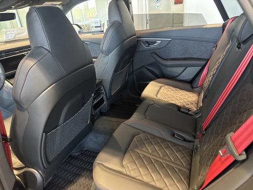 Mythos Black Metallic 2026 Audi SQ8 Prestige
