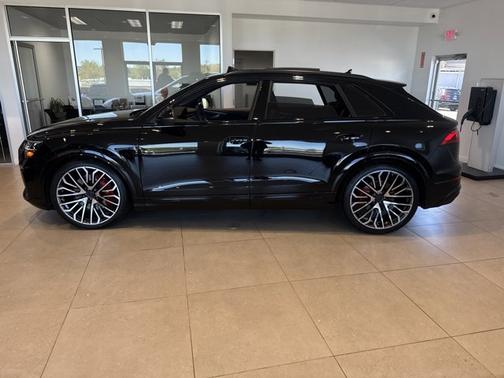 Mythos Black Metallic 2026 Audi SQ8 Prestige