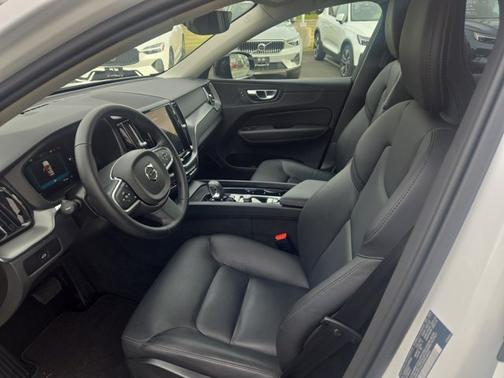 2025 Volvo XC60 Core